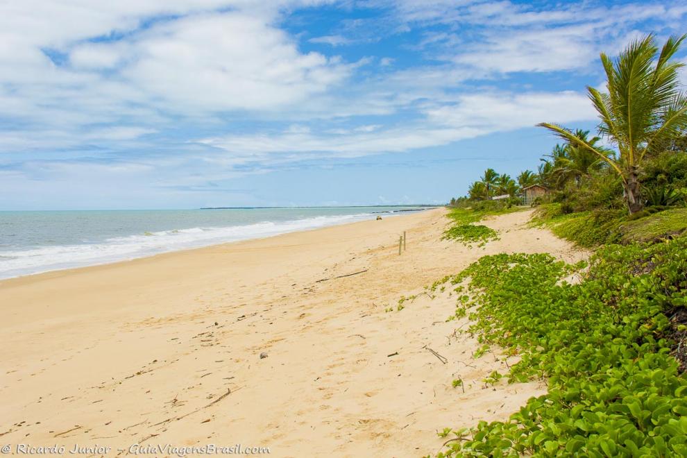 Imagem de um buggy ao longe nas areias da Praia de Caraiva.